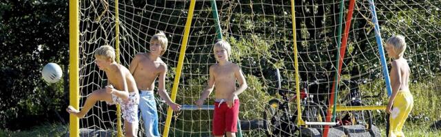 Ребенок не видит разницы – летом опасность отравления появляется, когда внимание отвлечено!