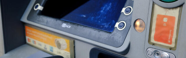 Swedbank меняет работу банкоматов, чтобы сократить количество забытых карт