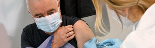 Посольство РФ: в России уже идет массовая вакцинация. А в Литве?