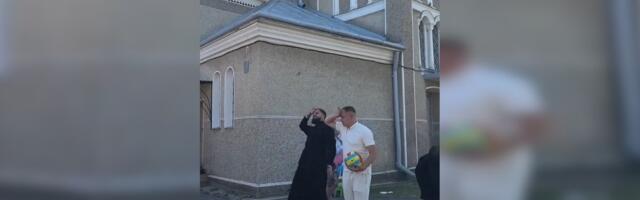 Правдиво ли видео, на котором священник ПЦУ танцует с детьми под песню „Мочим москалів“?