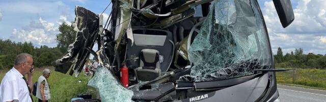 Депутат Рийгикогу пострадал в аварии при столкновении грузовика и автобуса Lux Express