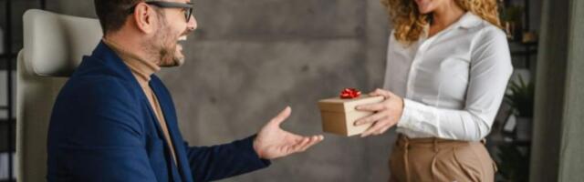 Что подарить коллегам по работе на 23 февраля: 200 идей оригинальных и недорогих подарков
