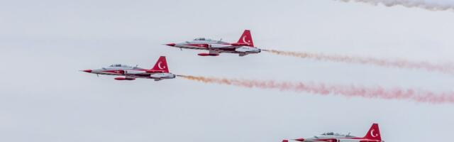 ФОТО | В честь Дня победы в небе над Пярну прошло яркое авиашоу