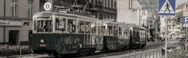 В Варшаве летом будут курсировать ретро-автобусы и трамваи, а берега Вислы соединят паромы − кататься на них можно бесплатно