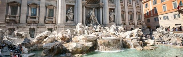 ВИДЕО | В Риме туристка залезла в знаменитый фонтан Треви, чтобы набрать воды