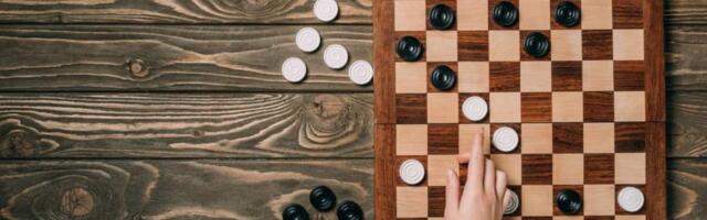 Как играть в шашки: правила игры, пошаговая инструкция для начинающих