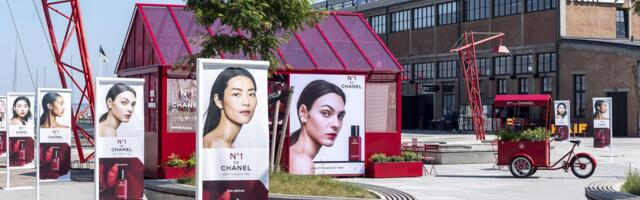 Chanel установила в Ноблесснере красный подиум и корнеры с косметикой. Это первое публичное мероприятие бренда в Эстонии!