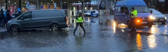 ВИДЕО | На Петровской площади в Нарве чуть не случился потоп. Это не впервые