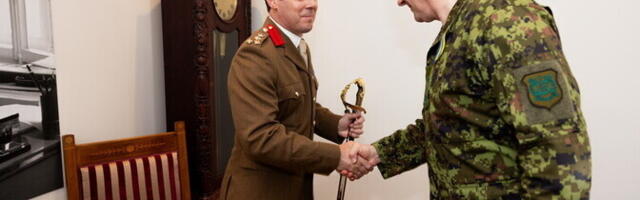 Эстония наградила мечом командующего боевой группой НАТО