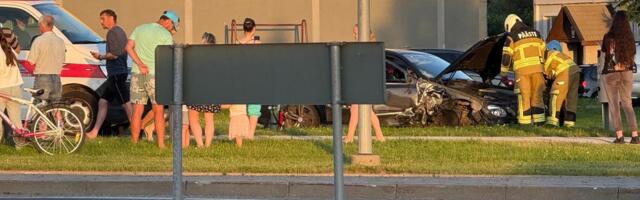 ВИДЕО И ФОТО | Пьяный мужчина протаранил на своем „Мерседесе“ несколько автомобилей, а затем врезался в дерево