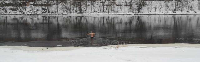 Крещенские купания в Нарве уже не проводятся, но несколько человек «окунулись в праздник»