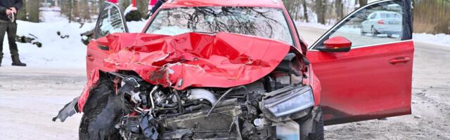 ФОТО И ВИДЕО | В столкновении грузовика и легковушки пострадали два человека