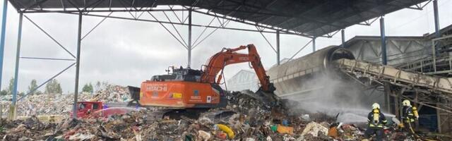 В деревне Лонди в волости Валга горят 300 тонн строительных отходов