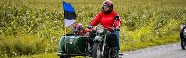 ГАЛЕРЕЯ | Более шестидесяти мотоциклов с колясками собрались на праздничный парад