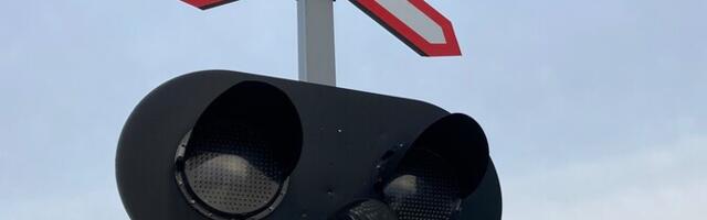 В Саку в результате столкновения с грузовиком поезд сошел с рельсов