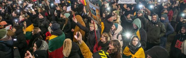 Литва протестует. На улицах Вильнюса — тысячи людей, около парламента горят костры