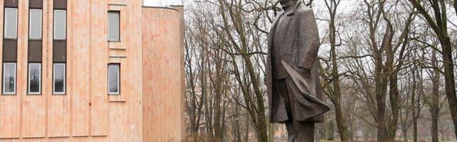 Памятник Андрею Упитису предлагают переместить в Скривери