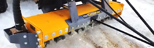 В Нарве Центр по обращению отходов подключился к ликвидации льда на улицах