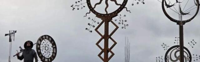 Скульптуры на горе