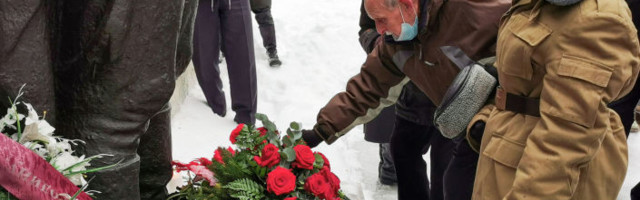Красный день календаря: в Таллине возложили цветы к "Бронзовому солдату"