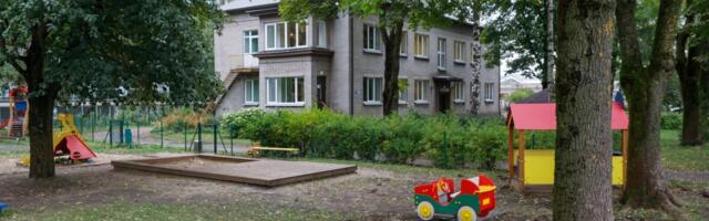 Аттракцион невиданной щедрости: бесплатное место в детсаду или повышение зарплаты помощников учителей?