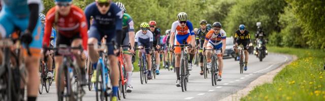 ВИДЕО | Олимпийская чемпионка чудом спаслась после жуткого столкновения с каменной стеной на чемпионате Италии по велогонке