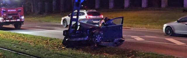 ФОТО и ВИДЕО | В столичном районе Пыхья-Таллинн водитель врезался в фонарный столб 