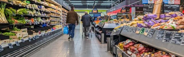 „Единственная страна, которая тоже повышает НСО — это Россия“. Жители Эстонии верят, что снижение налога на еду поможет сдержать рост цен