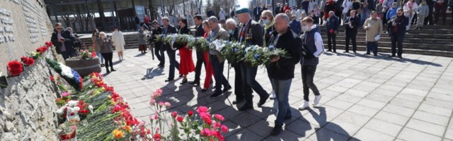 ФОТО Delfi | В Нарве люди массово несут цветы к монументам