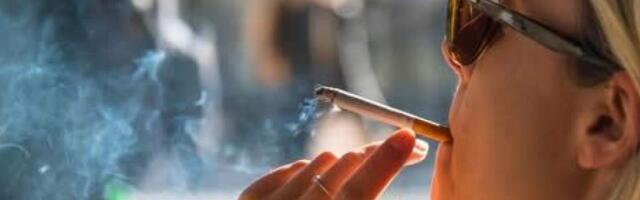 Каждая четвертая сигарета в Латвии стала нелегальной из-за слишком жесткого государственного регулирования