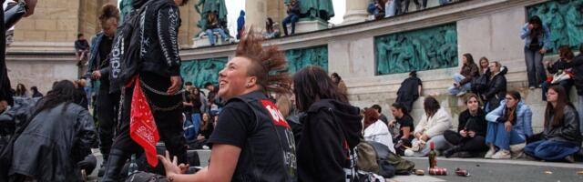 ФОТО | „Русские, идите домой“: в преддверии выборов в Венгрии проходят массовые митинги сторонников и противников Орбана