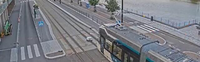 ВИДЕО | В Хельсинки робот-курьер попал под трамвай