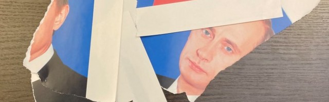 В Петербурге депутат порвал портрет Путина. Что ему за это будет?