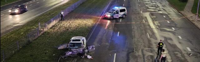 ФОТО | Жуткое ДТП в Вильнюсе – автомобиль врезался в стену и загорелся