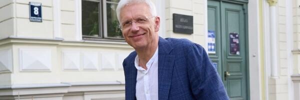 По делу о спецрейсах Кариньша обвинение предъявлено одному человеку