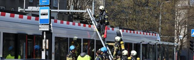 ФОТО И ВИДЕО | В Таллинне на Пярнуском шоссе задымился трамвай. Ситуацию быстро решили