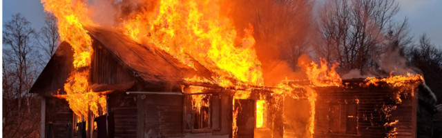 Огонь полностью уничтожил жилой дом, один человек погиб