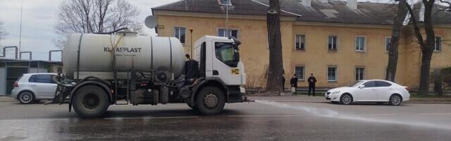 Весенняя уборка Нарвы в разгаре: с улиц города уже вывезено 28 тонн мусора