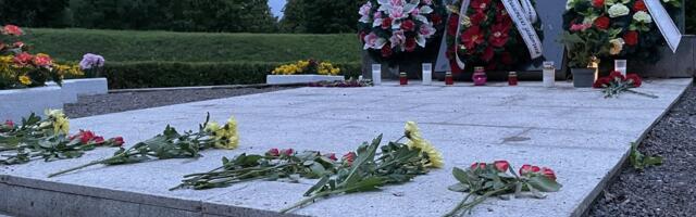 ФОТО | 26 июля: нарвитяне по-прежнему несут цветы к местам, где раньше были советские памятники