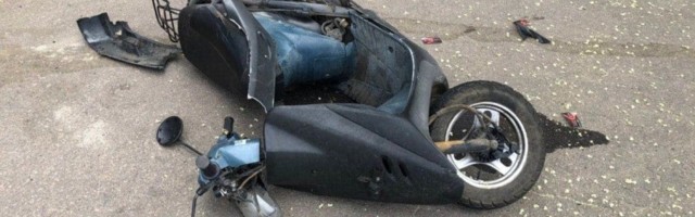 Пьяный мужчина на мопеде въехал в микроавтобус