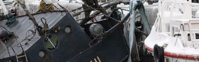 ФОТО | Учебное судно Juku подняли со дна моря, работу осложняют суровые погодные условия