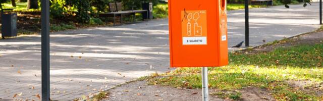 Столичные подростки вскрывают контейнеры для электронных сигарет и достают оттуда использованные вейпы