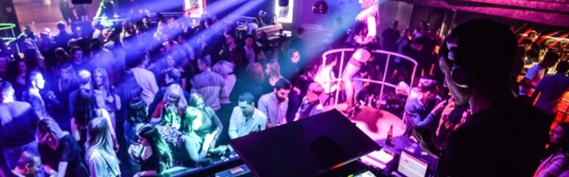 Правительство  продлило запрет на ночную продажу алкоголя на месяц