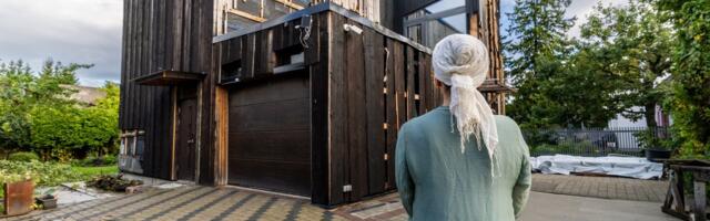 Ссора, непонимание, ненависть? Женщина обвиняет соседа в поджоге: ее новый дом горел трижды, но серийный поджигатель на свободе 