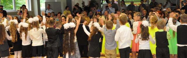 Нарва-Йыэсуу заканчивает выплату школьного пособия, Нарва сделает это к декабрю