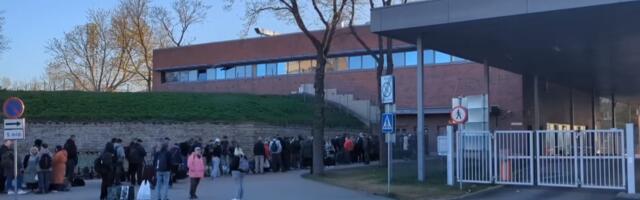 К открытию нарвского погранпункта 2 мая перед ним собралось около 150 человек