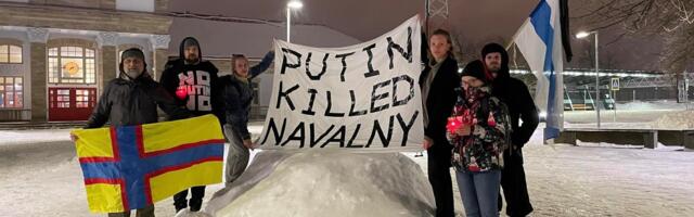 „Это произошло. Сложно принять“: в Нарве прошла акция в память о Навальном