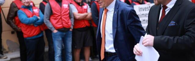 ФОТО: совместная акция учителей, спасателей и полицейских в поддержку повышения зарплат