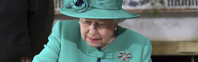 Королева Елизавета II может отречься от престола: уйти или остаться