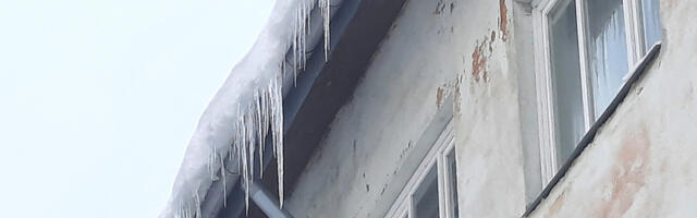 Опасно! Скопившийся на крышах нарвских домов снег и лед может причинить серьезные трамвы прохожим